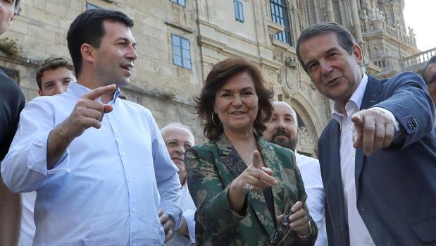 Gonzalo Caballero con Carmen Calvo y el alcalde de Vigo en Santiago
