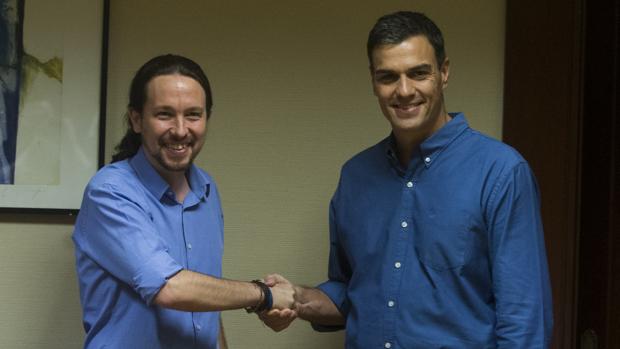 Pablo Iglesias saluda a Pedro Sánchez en una imagen de archivo