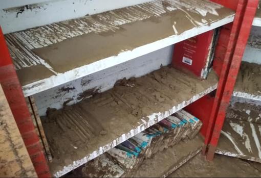 El barro sobre las estanterías