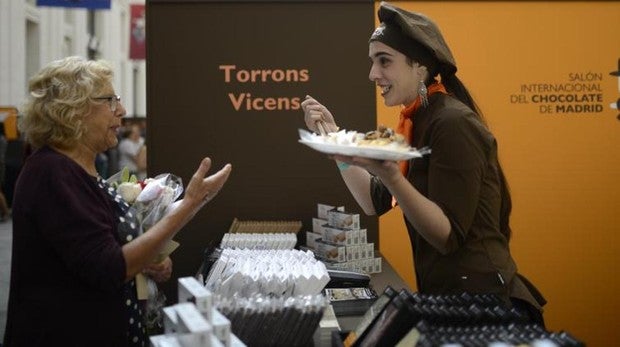 La alcaldesa madrileña, ayer, en el Salón Internacional del Chocolate, en el Palacio de Cibeles