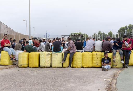 Un grupo de porteadores subidos a sus fardos en el paso del «Barrio chino»