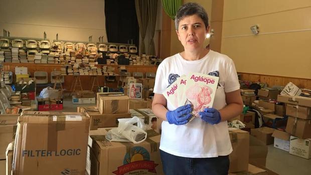 María José Olivares, bibliotecaria de Cebolla, en el salón de actos de la Casa de la Cultura, donde almacenan todos los libros que están llegando al municipio