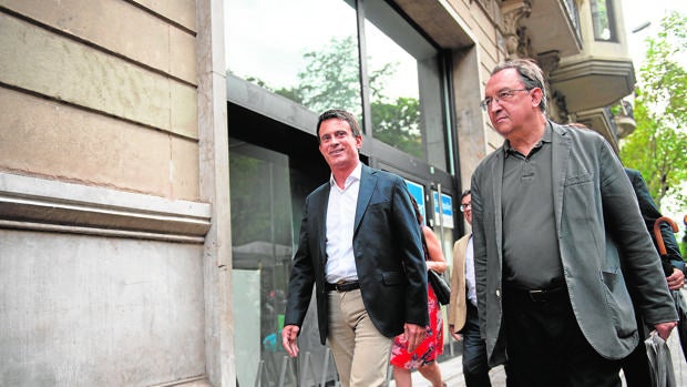 El exprimer ministro francés Manuel Valls, paseando por una calle de Barcelona el pasado 6 de septiembre