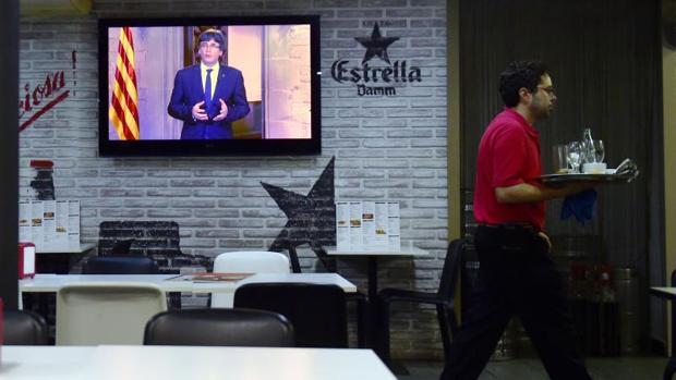 Los hosteleros creen necesario reflexionar sobre si ha llegado el momento de decir «basta ya» y «qué hacer» con la televisión en los bares