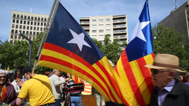 Banderas durante un acto identitrio en el centro de Zaragoza