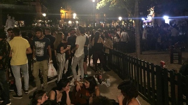 Cientos de jóvenes, la madrugada del pasado sábado, bebiendo en Malasaña