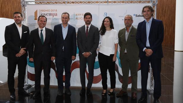 Autoridades y directivos de JOVEMPA durante la gala de entrega del premio, este viernes en el ADDA de Alicante