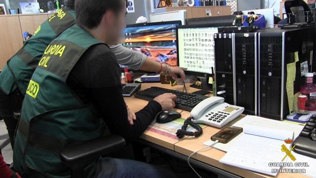 Agentes dedicados a la lucha contra la pornografía infantil, analizando archivos