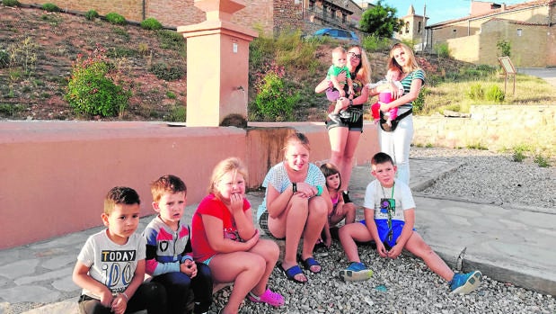 La presencia de niños en Arenillas contrasta con la de otros municipios despoblados de la Comunidad