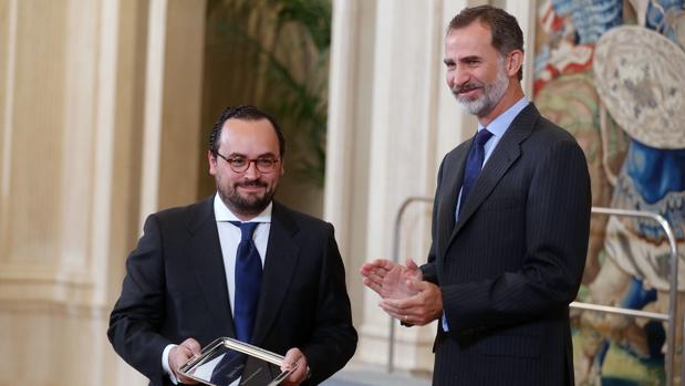 Don Felipe le entrega el premio a Ignacio Peyró en la Zarzuela