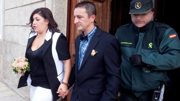 Eusa y Jorge, a su salida este jueves del Ayuntamiento de A Lama como marido y mujer
