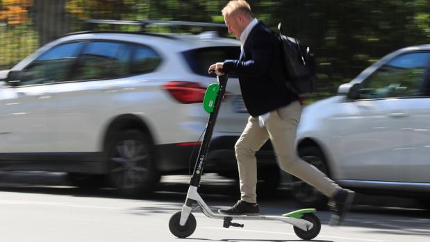 Un usuario de patinete eléctrico, en una imagen de archivo
