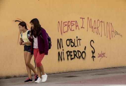 Imagen de una pintada en recuerdo de las niñas asesinadas en Castellón