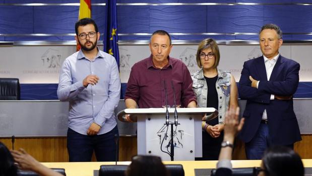 El portavoz de Compromís en el Congreso, Joan Baldoví (centro), junto a los diputados Ignasi Candela (izquierda), Marta Sorlí y Enric Bataller
