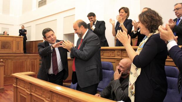 García-Page, aplaudido por compañeros de partido, tras su intervención en las Cortes