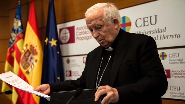El arozbispo de Valencia, Antonio Cañizares, este miércoles en la lectura del manifiesto