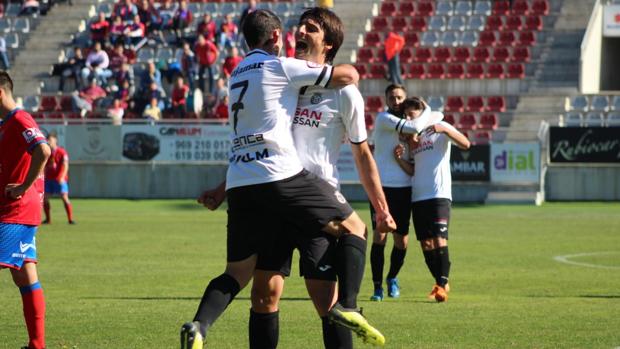 Jairo Cárcaba celebra el 2-0 frente al Teruel. El delantero cántabro ya suma siete goles en Liga