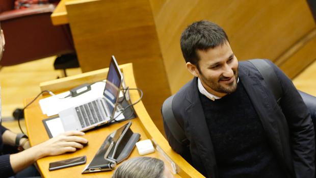 El conseller de Educación, Vicent Marzà, en las Cortes Valencianas