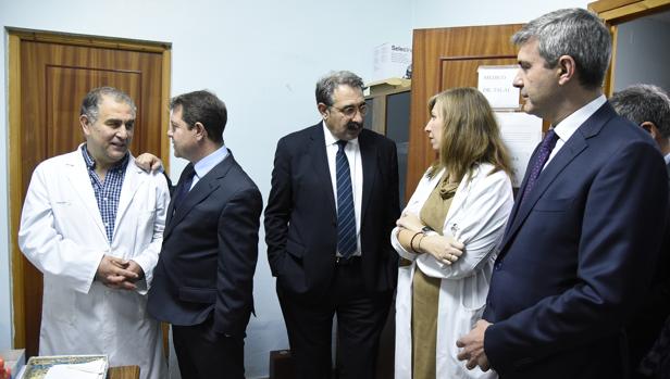 García-Page, Fernández Sanz y Gutiérrez, ayer, durante su visita al consultorio de Villarrubia