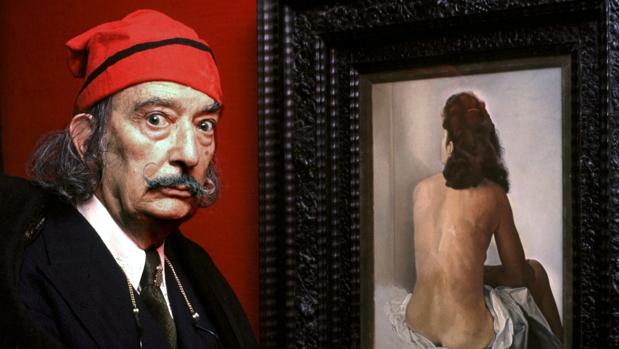 Dali posa frente a uno de sus retratos de Gala