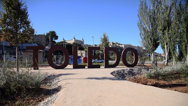 Letras que conforman la palabra «Toledo» con vistas al Casco