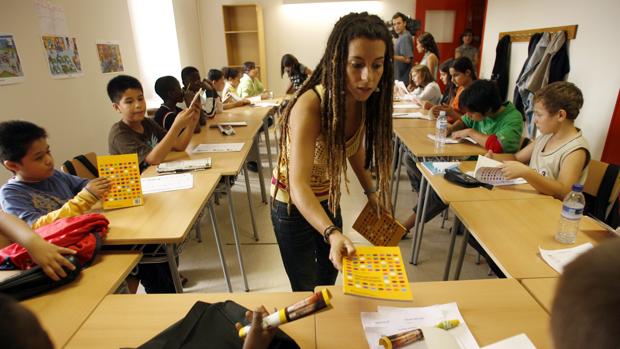 Imagen de una aula de acogida, con alumnado inmigrante, en Cataluña