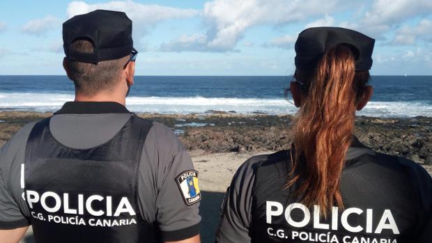 Agentes de la Policía Canaria en Tinajo, Lanzarote