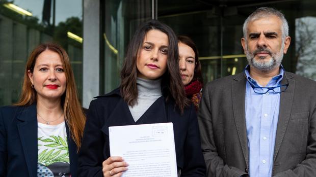 La líder de Ciudadanos en Cataluña, Inés Arrimadas, acompañada de los diputados del partido Carlos Carrizosa y Sonia Sierra