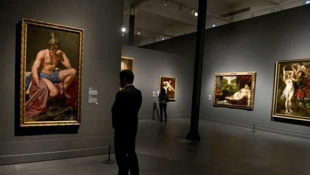 Un visitante observa «Marte», de Velázquez, en Caixaforum
