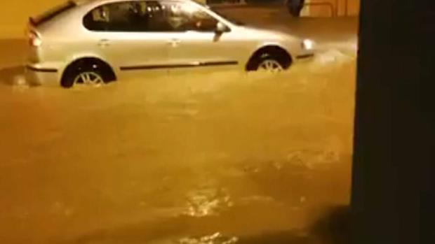 Imagen de un coche transitando por Alzira