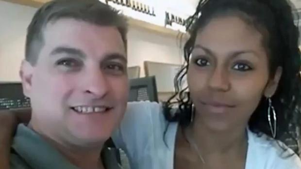 La víctima, a la izquierda, junto a su pareja, al que se le busca