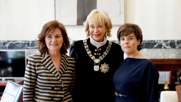 La vicepresidenta del Gobierno, Carmen Calvo, junto a la presidenta del Consejo de Estado, María Teresa Fernández de la Vega, y la exvicepresidenta, Soraya Saénz de Santamaría, que recientemente ha sido designada consejera