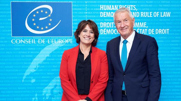 Dolores Delgado, junto al secretario general del Consejo de Europa, Thorbjorn Jagland