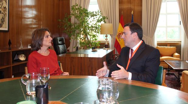 La ministra Teresa Ribera y el alcalde de AS Pontes, Valentín González Formoso