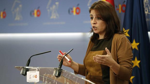 La portavoz del Grupo Parlamentario Socialista, Adriana Lastra, en rueda de prensa en el Congreso de los Diputados