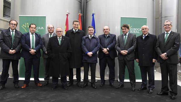 García-Page junto a Martín y directivos de Eurocaja Rural en su visita a la cooperativa de Carmena