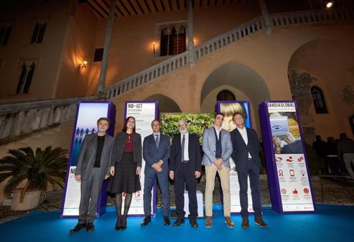 La alcaldesa de Gandia, el director territorial y directivos de las dos empresas participantes