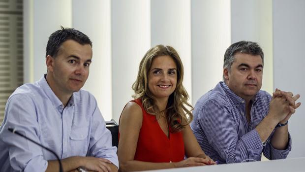 -Héctor Gómez,Susana Sumelzo y Santos Cerdán,i-d., durante la reunión de la nueva Ejecutiva Federal del PSOE en 2017