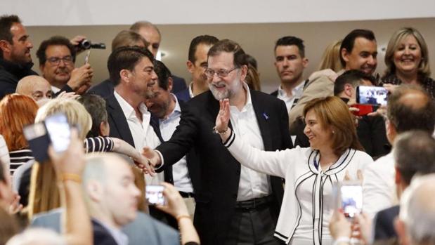 Rajoy aclamado en un acto del PP en Alicante, en mayo de este año