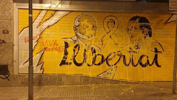 Sede del PDECat llena de pintura amarilla