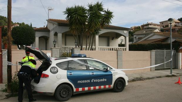 Agentes de los Mossos d'Esquadra durante una investigación policial