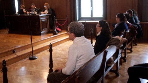 Miguel Rosendo, en primer término, este martes durante la última sesión del juicio en la Audiencia de Pontevedra