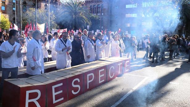 Los facultativos convocados por MC y CGT protestan ante la sede de Salut