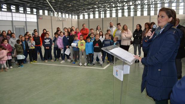 La vicepresidenta María Ángeles García se dirige a los asistentes durante la inauguración