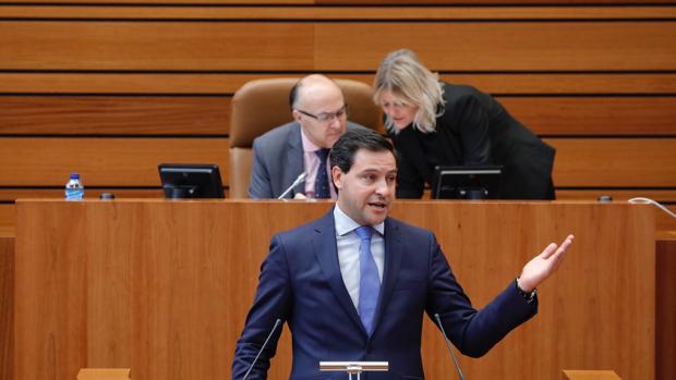 Raúl de la Hoz, durante su intervención en el pleno de las Cortes