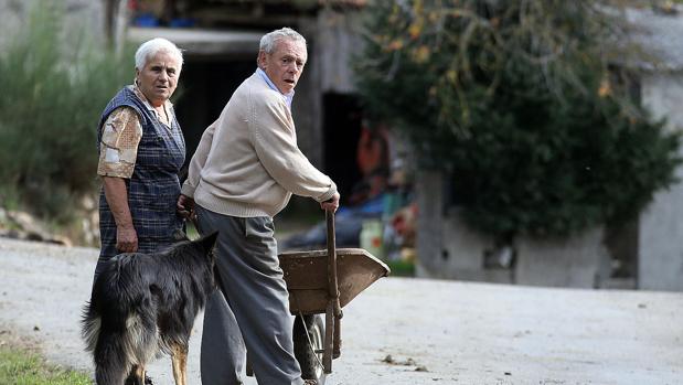 Una pareja de vecinos en el rural gallego