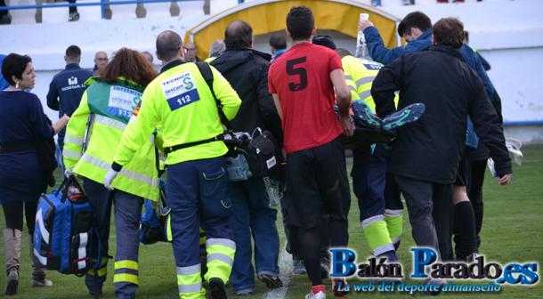 Momento en el que las asitencias médicas retiran del campo a Álex Duran, del CD Caudetano