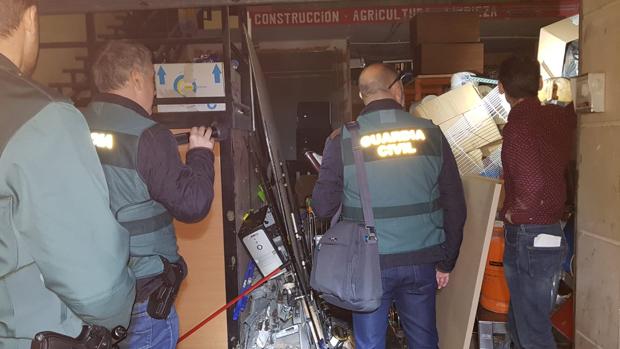 Estado en que quedó uno de los locales asaltados por los ladrones