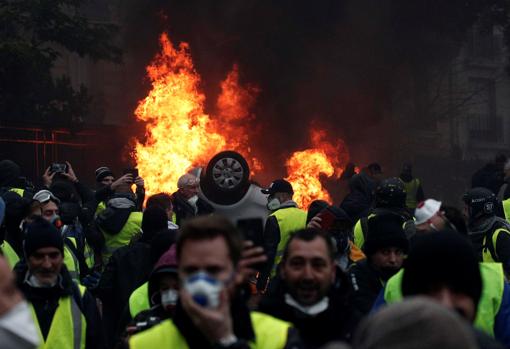 Manifestantes con chalecos amarillos se enfrentan a la policía cerca del Arco del Triunfo de París