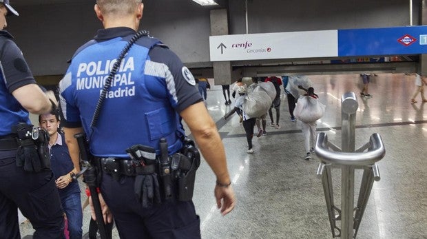 Dos agentes de Policía Municipal, en Madrid